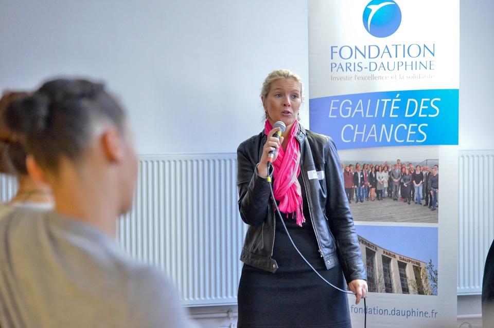 Laurence Fajner, chargée de projets RSE à la Fondation KPMG France, souligne les liens forts qu'entretiennent l'entreprise et Dauphine à travers le programme EDC.