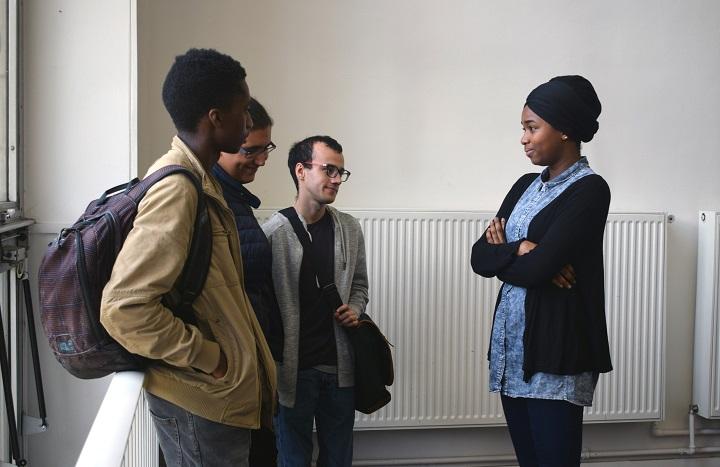 Aminata Kane, étudiante bénévole en année de césure, rassure trois étudiants de 1ère année