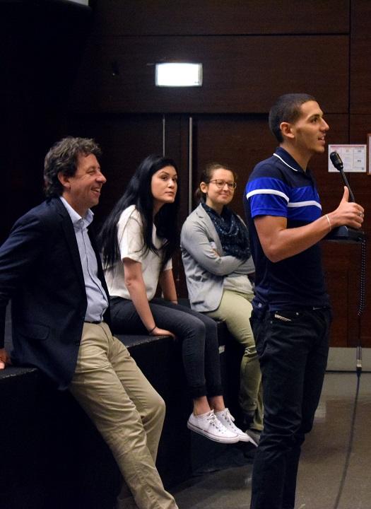 Karim El Fezzazi, étudiant en DEGEAD 2 et bénévole, prodigue ses conseils   